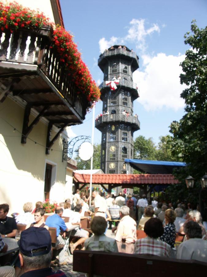 Отель Turmgaststaette Лёбау Экстерьер фото